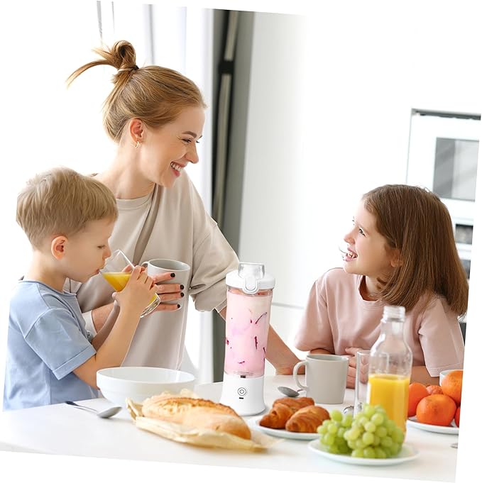 Portable Fruit Juicer Travel Cup Battery Powered Blender for Fresh Juice Lightweight Design for Office Gym Home Use Easy Operation with Transparent Cup