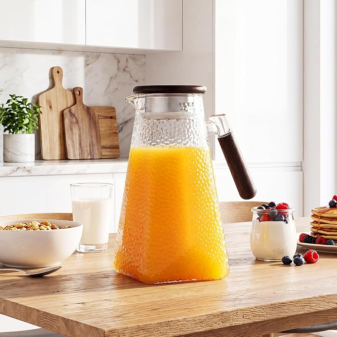 60 oz 1.8l Glass Pitcher with Lid, Borosilicate Glass Carafe with Solid Walnut Handle, Spout, Heat-resistant Beverage Jug for Iced Tea, Lemonade, Cold Brew, Fridge Safe(Hammered Texture)