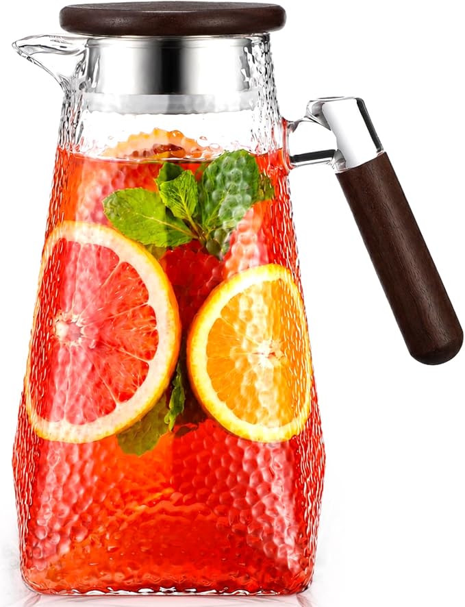60 oz 1.8l Glass Pitcher with Lid, Borosilicate Glass Carafe with Solid Walnut Handle, Spout, Heat-resistant Beverage Jug for Iced Tea, Lemonade, Cold Brew, Fridge Safe(Hammered Texture)