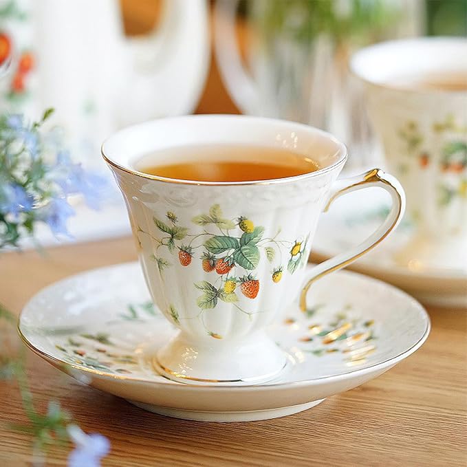 Porcelain Tea Cup and Saucer Set, 8.5 oz/250 ml Ceramic Coffee Mug with Saucer and Spoon, Vintage Coffee Cup with Gold Trim for Mom Women Mother's Day, Retro Strawberry Pattern
