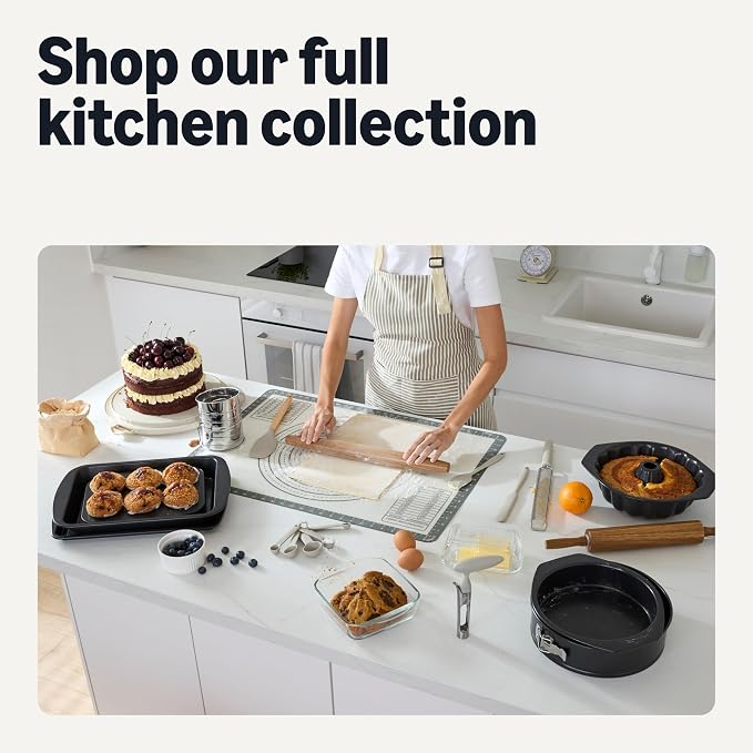 Amazon Basics Cake Carrier with Handle and Locking Lid, Round, Fits 11.8 in. Cake, BPA-Free, Refrigerator and Dishwasher-Safe Cake Box, 13.8 x 13.8 x 8.0 in.