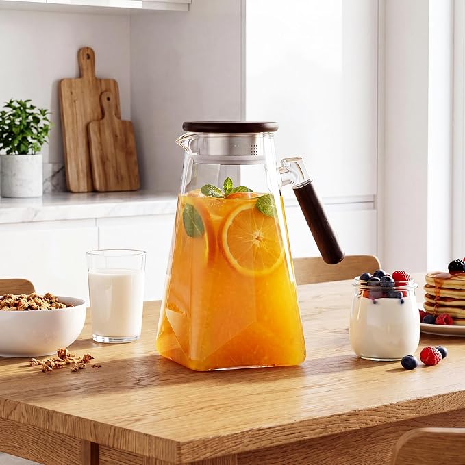 60 oz 1.8l Glass Pitcher with Lid, Borosilicate Glass Carafe with Solid Walnut Handle, Spout, Heat-resistant Beverage Jug for Iced Tea, Lemonade, Cold Brew, Fridge Safe(Clear)
