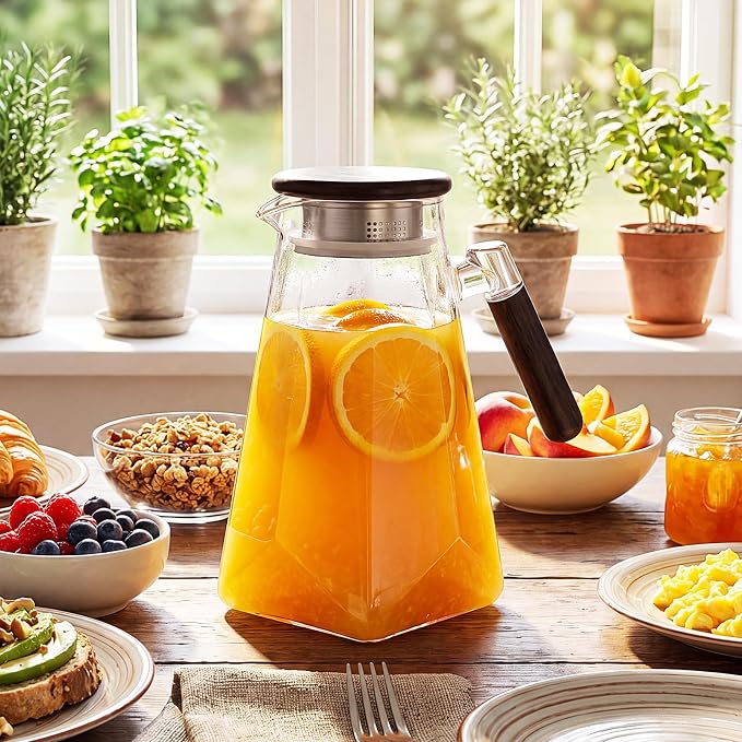 60 oz 1.8l Glass Pitcher with Lid, Borosilicate Glass Carafe with Solid Walnut Handle, Spout, Heat-resistant Beverage Jug for Iced Tea, Lemonade, Cold Brew, Fridge Safe(Clear)
