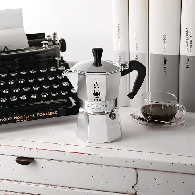 Bialetti - Moka Express: Iconic Stovetop Espresso Maker, Makes Real Italian Coffee, Moka Pot 3 Cups (4.3 Oz - 130 Ml), Aluminium, Silver