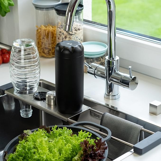 Sanni Shoo Drip.it | Stainless Steel Sink Caddy, Multifunctional & Space-Saving | Bottle Holder, Compatible with Sodastream Aqua Fizz, Penguin & Other Bottles | Drainer & Organizer